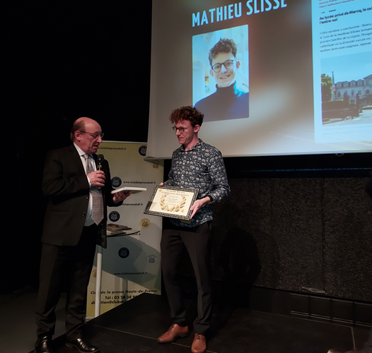 Philippe Allienne remet le prix du jeune journaliste presse écrite, au nom du Club de la presse, à Mathieu Slisse, journaliste à Mediacités Lille 