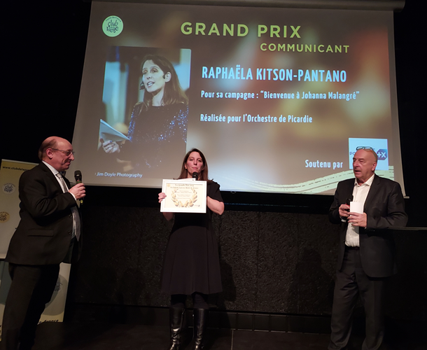Philippe Allienne remet le prix de la communication à Raphaëla Kiston Pantano, responsable de la communication de l'Orchestre de Picardie soutenu par la Banque Populaire du Nord 