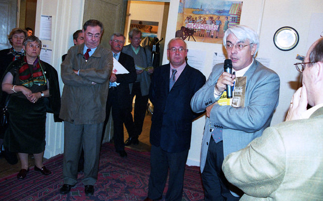"Claude Vincent (second à gauche au premier plan) à l'occasion de la présentation du programme des 80 ans de l'Ecole supérieure de journalisme le 11 octobre 2004 au Club de la presse" Photo Marc Dubois-ADN